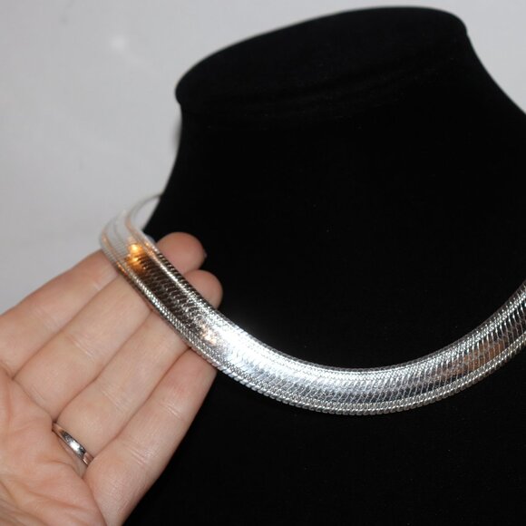 Beautiful Herringbone necklace 18" long .5" wide - Picture 5 of 7